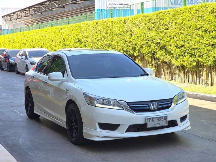รถ Honda Accord 2.0 Hybrid สี ขาว