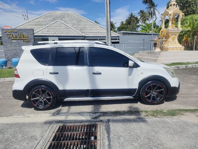 รถ Nissan Livina 1.6 V สี ขาว