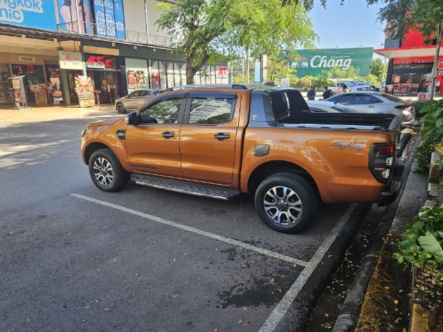 รถ Ford Ranger 3.2 XLT 4WD สี ส้ม