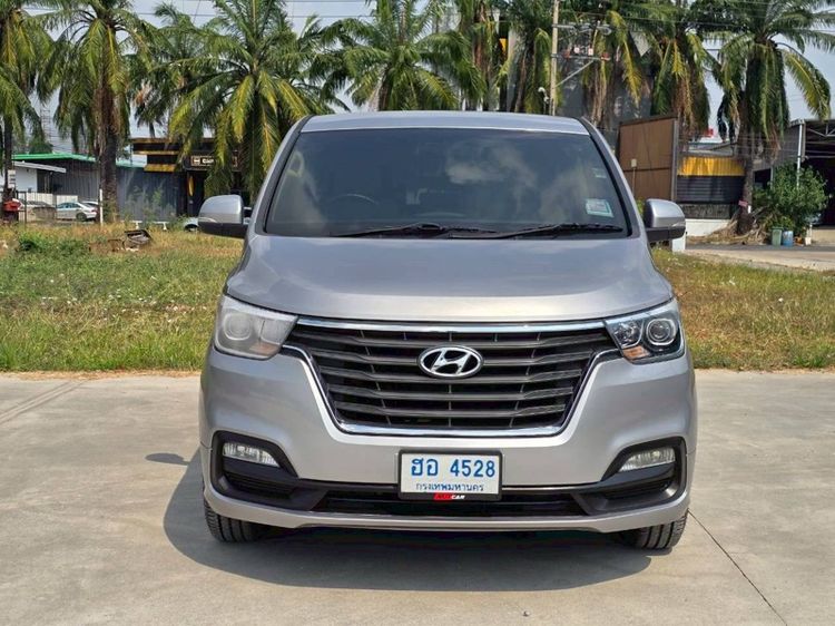 รถ Hyundai H-1  2.5 Maesto Touring สี เทา