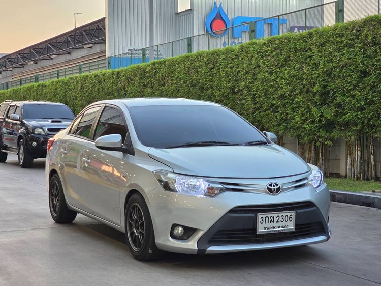 รถ Toyota Vios 1.5 J สี บรอนซ์เงิน
