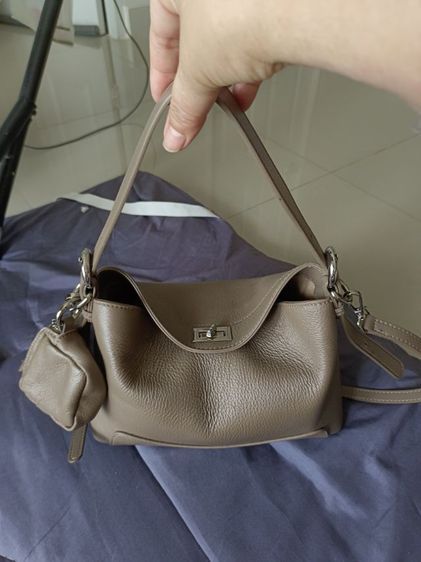 กระเป๋าสะพายหนังแท้ใช้ไม่กี่ครั้งหนังดีมากนิ่มทรงสวยสายสั้นปรับคล้องไหล่ได้ถือได้ สายยาวสะพายข้างปรับสั้นยาวได้ รูปที่ 2