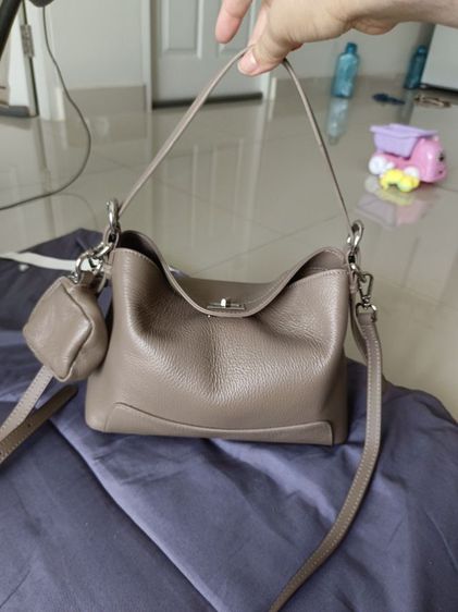 กระเป๋าสะพายหนังแท้ใช้ไม่กี่ครั้งหนังดีมากนิ่มทรงสวยสายสั้นปรับคล้องไหล่ได้ถือได้ สายยาวสะพายข้างปรับสั้นยาวได้
