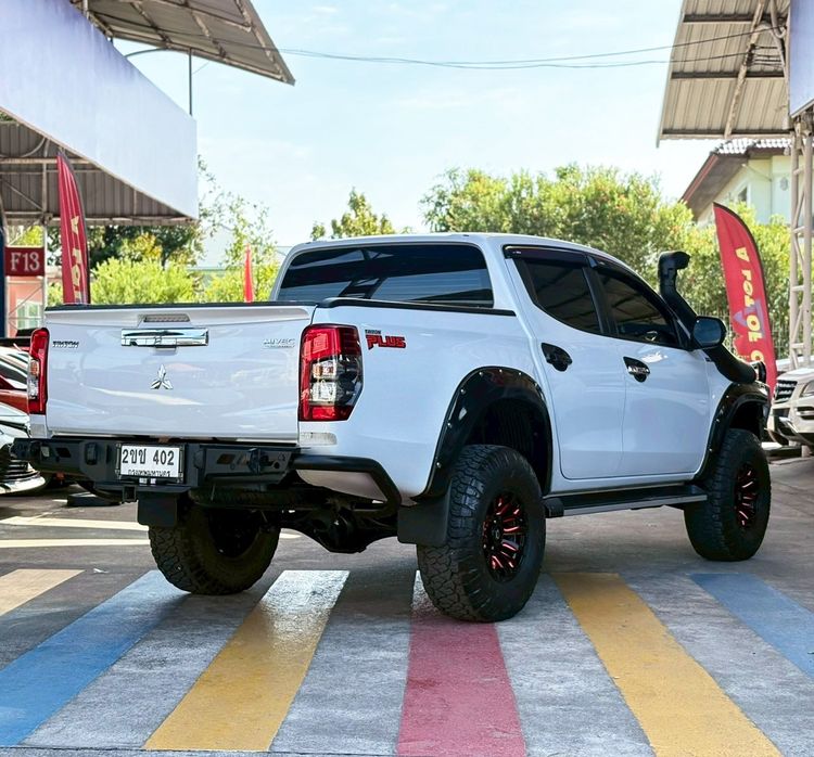 Mitsubishi Triton 2021 2.4 GLS Plus Pickup ดีเซล ไม่ติดแก๊ส เกียร์ธรรมดา ขาว รูปที่ 3