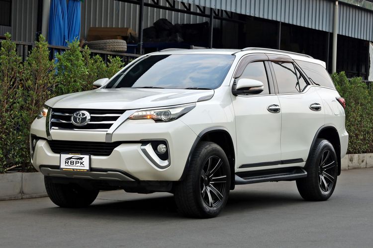 รถ Toyota Fortuner 2.8 V 4WD สี ขาว