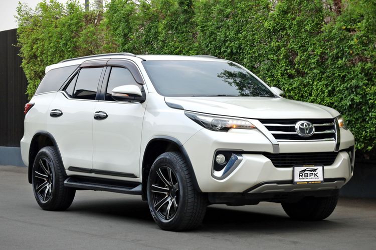 Toyota Fortuner 2017 2.8 V 4WD Utility-car ดีเซล ไม่ติดแก๊ส เกียร์อัตโนมัติ ขาว รูปที่ 3