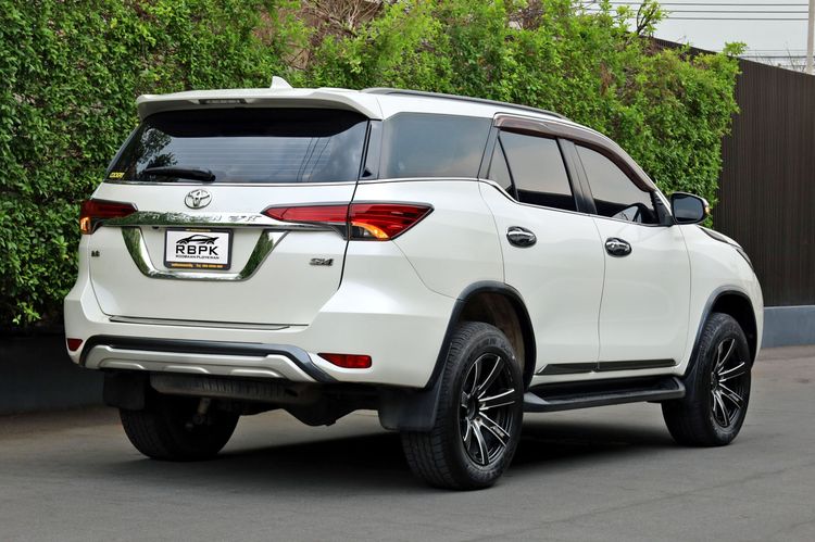 Toyota Fortuner 2017 2.8 V 4WD Utility-car ดีเซล ไม่ติดแก๊ส เกียร์อัตโนมัติ ขาว รูปที่ 4