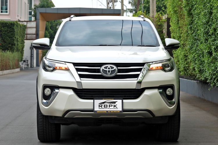 Toyota Fortuner 2017 2.8 V 4WD Utility-car ดีเซล ไม่ติดแก๊ส เกียร์อัตโนมัติ ขาว รูปที่ 2