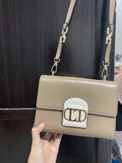 กระเป๋าสะพาย Lyn