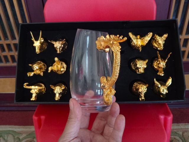 ชุดแก้วมังกรกับแก้ว12 ราศีครบชุดรวม 13 ชิ้น สภาพเยี่ยมดีใหม่ไซน์ล้ำ รูปที่ 2