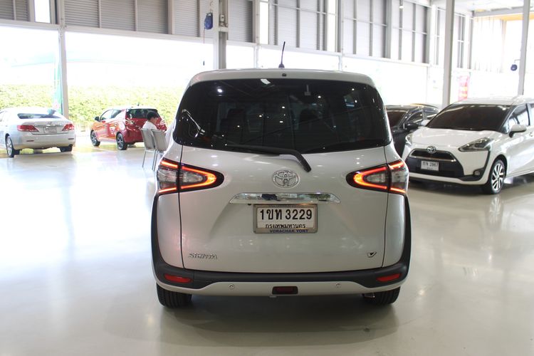 Toyota Sienta 2020 1.5 V Sedan เบนซิน ไม่ติดแก๊ส เกียร์อัตโนมัติ บรอนซ์เงิน รูปที่ 4