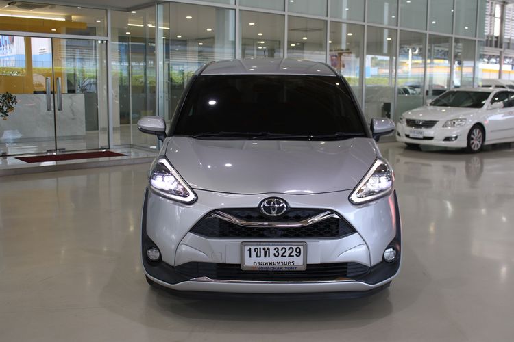 รถ Toyota Sienta 1.5 V สี บรอนซ์เงิน