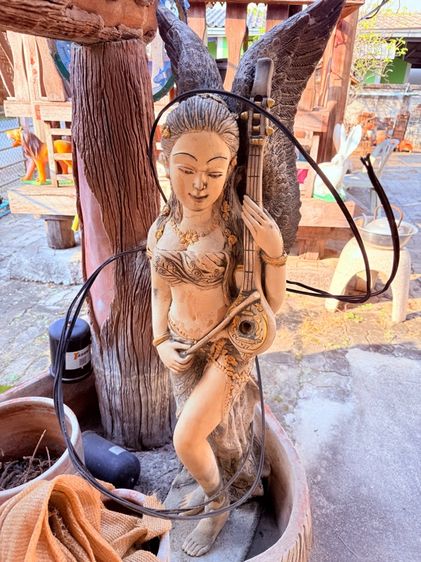 รูปปั้นกินนารี สูงประมาณ 1 เมตร