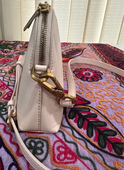 Charles Keith กระเป๋าสะพายหนังสีนู้ด รูปที่ 3