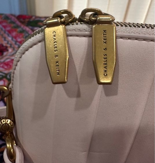 Charles Keith กระเป๋าสะพายหนังสีนู้ด รูปที่ 7