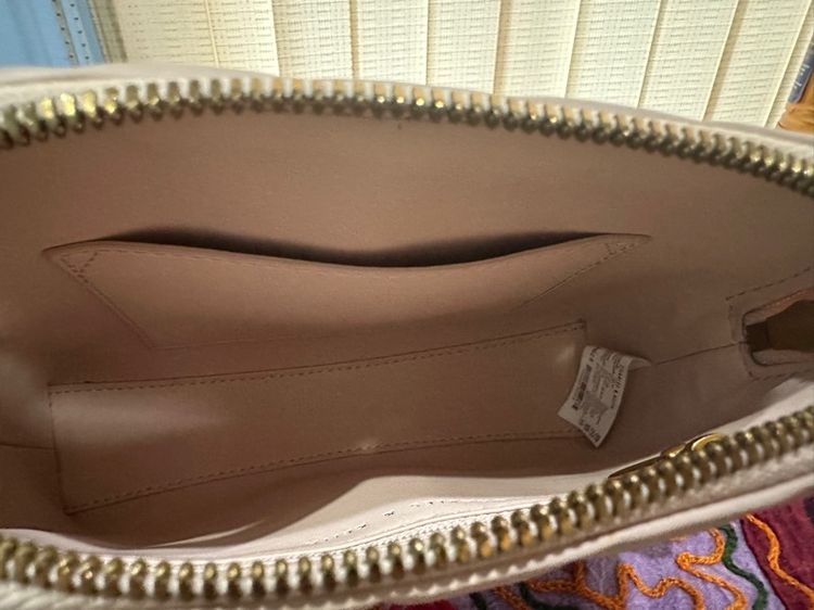 Charles Keith กระเป๋าสะพายหนังสีนู้ด รูปที่ 10