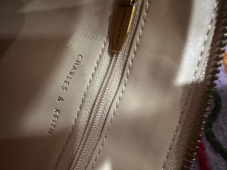 Charles Keith กระเป๋าสะพายหนังสีนู้ด รูปที่ 9