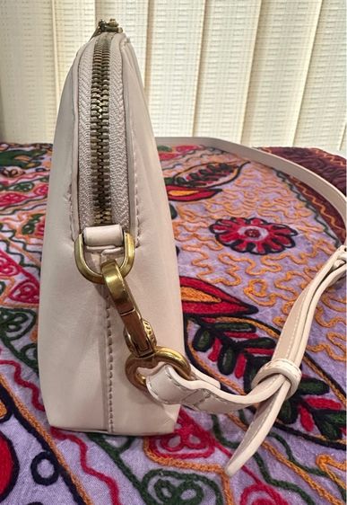 Charles Keith กระเป๋าสะพายหนังสีนู้ด รูปที่ 4