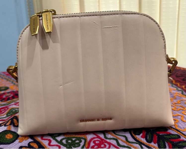 Charles Keith กระเป๋าสะพายหนังสีนู้ด รูปที่ 2