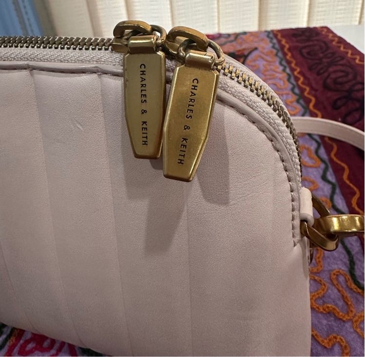 Charles Keith กระเป๋าสะพายหนังสีนู้ด รูปที่ 6