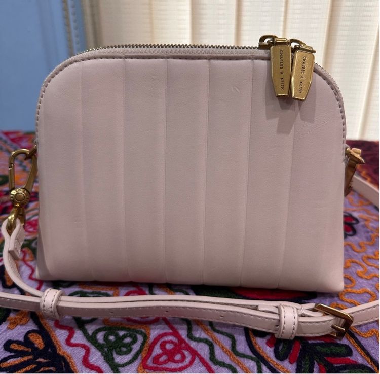 หญิง เนื้อ หนังแท้ อื่นๆ Charles Keith กระเป๋าสะพายหนังสีนู้ด