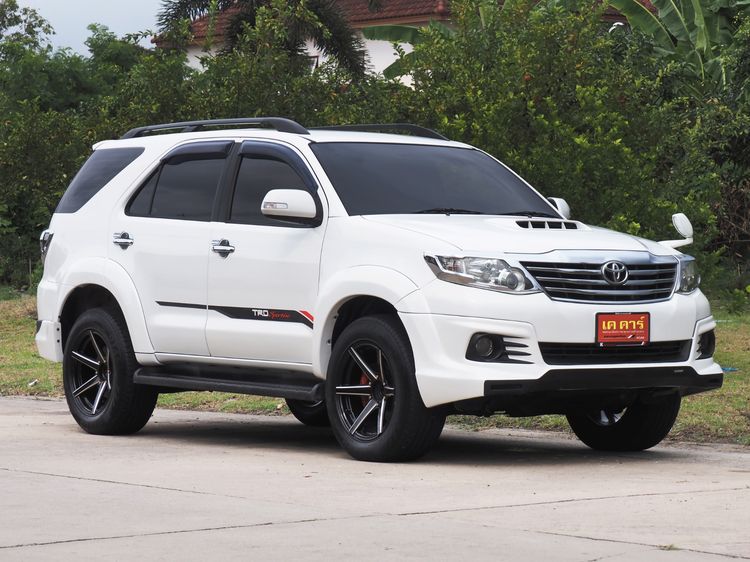 รถ Toyota Fortuner 2.5 V VNT 2WD Champ Midnight Shine สี ขาว