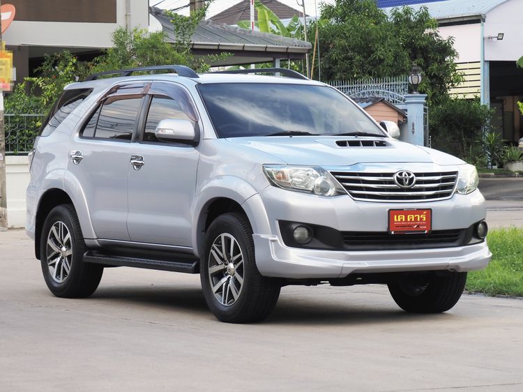 รถ Toyota Fortuner 3.0 V 2WD Champ Midnight Shine สี ขาว