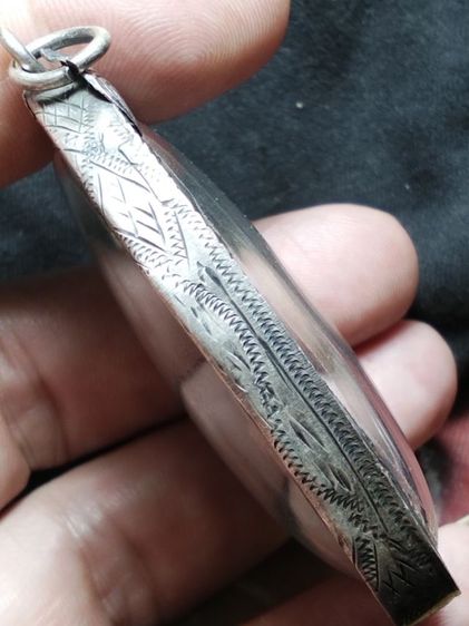 พระขุนแผนใบพุทราเนื้อดินเลี่ยมเงินแท้ครับ รูปที่ 18