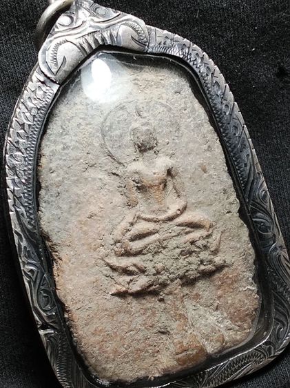 พระขุนแผนใบพุทราเนื้อดินเลี่ยมเงินแท้ครับ รูปที่ 3
