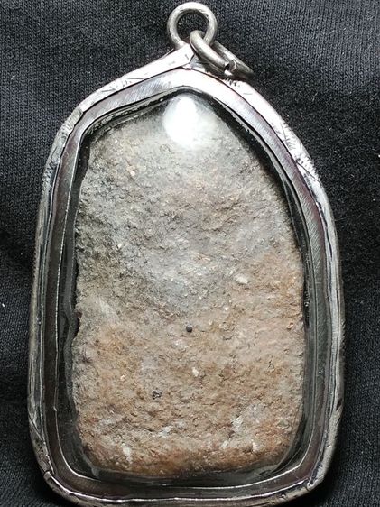 พระขุนแผนใบพุทราเนื้อดินเลี่ยมเงินแท้ครับ รูปที่ 4