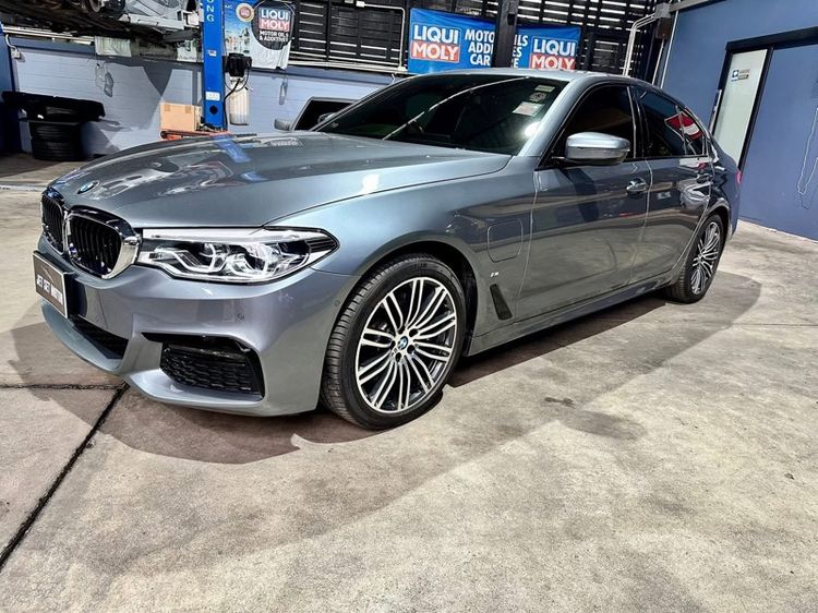 รถ BMW Series 5 530e สี เทา