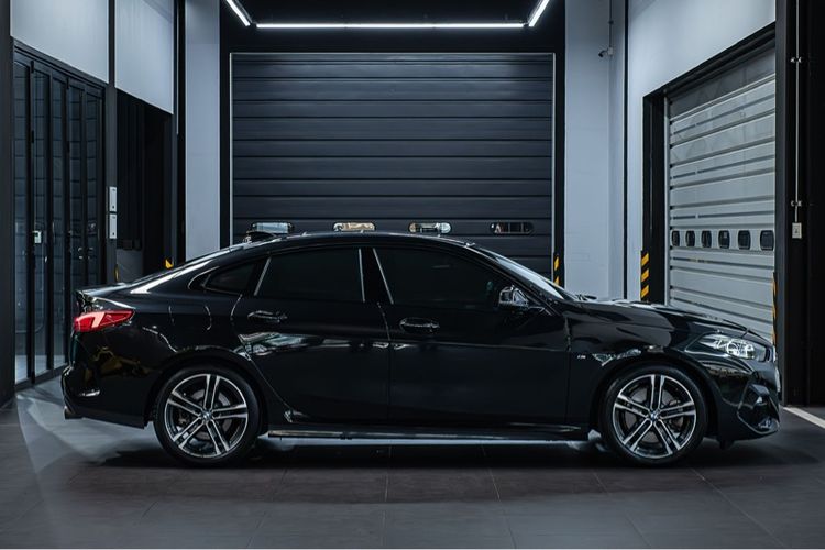 BMW Series 2 2022 220i Sedan เบนซิน ไม่ติดแก๊ส เกียร์อัตโนมัติ ดำ รูปที่ 4