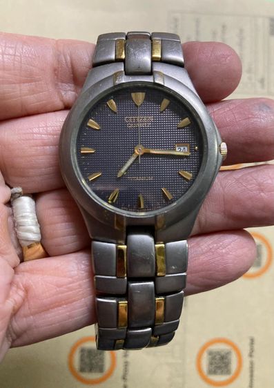 เทา citizen quartz ไทเทเนียมทั้งเรือน หน้าลายผ้า มีวันที่ 