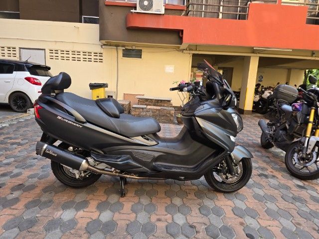 ขออนุญาตพื้นที่ครับ🙏 ขาย Burgman650
สีดุๆดำด้าน สวยๆดีๆ เลขไมล์ 13900 รถไม่เคยล้มแปะ หนืออุบัติเหตุใดๆทั้งสิ้น รถจอดคลุมผ้าในที่ร่มอย่างดี รูปที่ 2