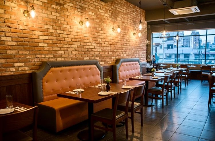 โซฟาหนังสีส้มเทา พนักสูง หมุดกระดุม งานสั่งทำ