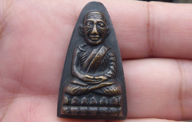 หลวงปู่ทวดพิมพ์ใหญ่หลังหนังสือ