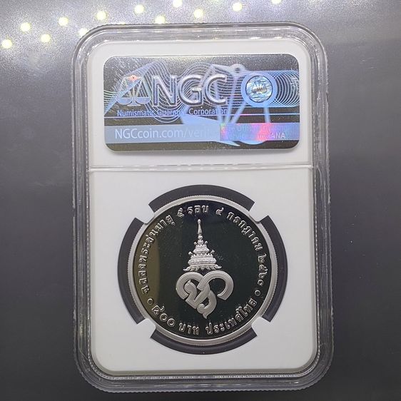 เหรียญ 800 บาท เนื้อเงินขัดเงา ที่ระลึกฉลองพระชนมายุ 5 รอบ เจ้าฟ้าจุฬาภรณ์ พ.ศ.2560 เหรียญเกรด PF70 NGC รูปที่ 2