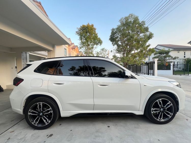 BMW X1 2025 2.0 sDrive20i M Sport Utility-car เบนซิน ไม่ติดแก๊ส เกียร์อัตโนมัติ ขาว รูปที่ 4