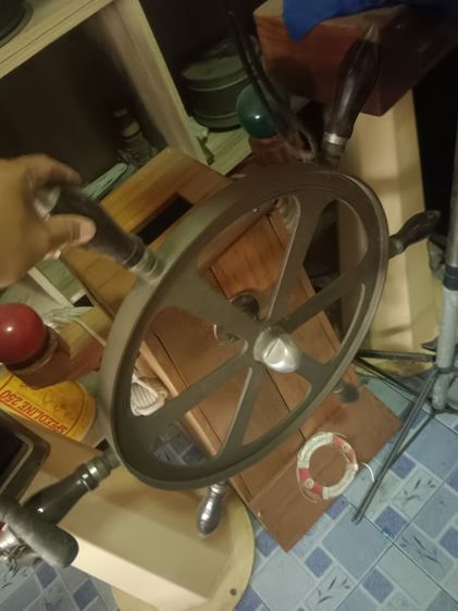 เฟอร์นิเจอร์เก่า พวงมาลัยเรือพร้อมแท่นจำลอง