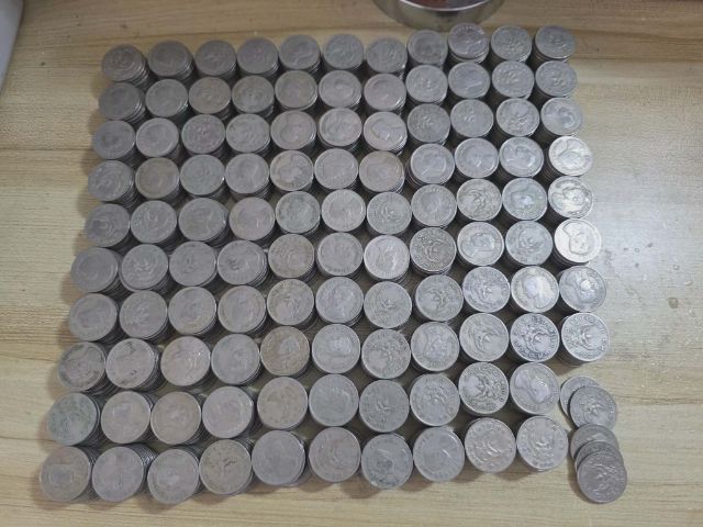เหรียญ 1 บาทครุฑปี 2517 รูปที่ 2