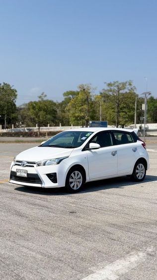 Toyota Yaris 2015 1.2 E Sedan เบนซิน ไม่ติดแก๊ส เกียร์อัตโนมัติ ขาว รูปที่ 2