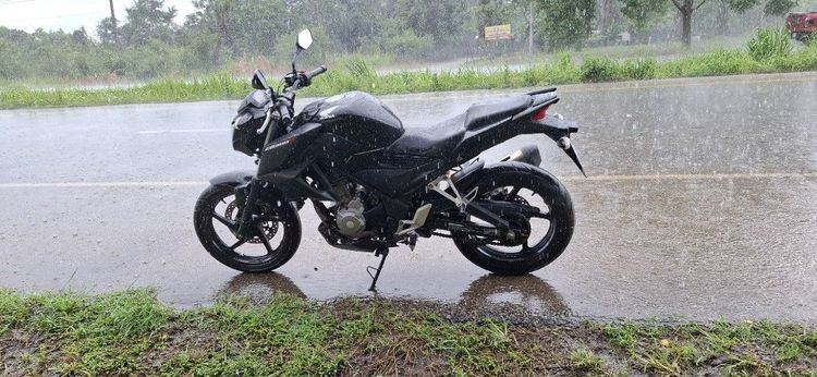 CB 300F เดิมๆโรงงานไม่เคยเเต่ง ยางใหม่ รถจอดไม่มีเวลาขับ ภาษี ไม่ขาดครับ รูปที่ 3