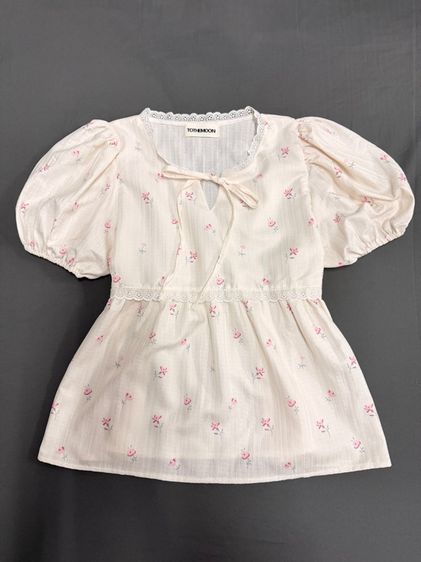 เสื้อแขนพองแต่งคอลูกไม้ ผูกโบว์น่ารัก ดอกละมุน-ครีม