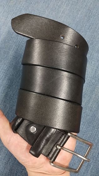 เข็มขัดหนังแท้ VERA PELLE
made in ITALY ไซส์ XXL เอว 40 ถึง 46 กว้าง 1.5 ยาวรวมหัว 53 หนังหล่อสวยมาก