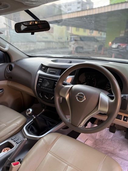 Nissan NP300-NAVARA 2018 2.5 E Pickup ดีเซล ไม่ติดแก๊ส เกียร์ธรรมดา บรอนซ์เงิน รูปที่ 4