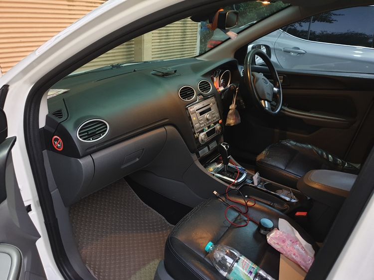 รถ Ford Focus 2.0 Sport สี ขาว