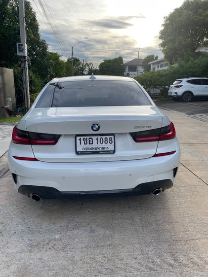 BMW Series 3 2021 330e Sedan ปลั๊กอินไฮบริด (PHEV) ไม่ติดแก๊ส เกียร์อัตโนมัติ ขาว รูปที่ 3