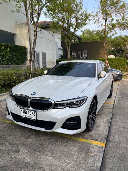 รถ BMW Series 3 330e สี ขาว