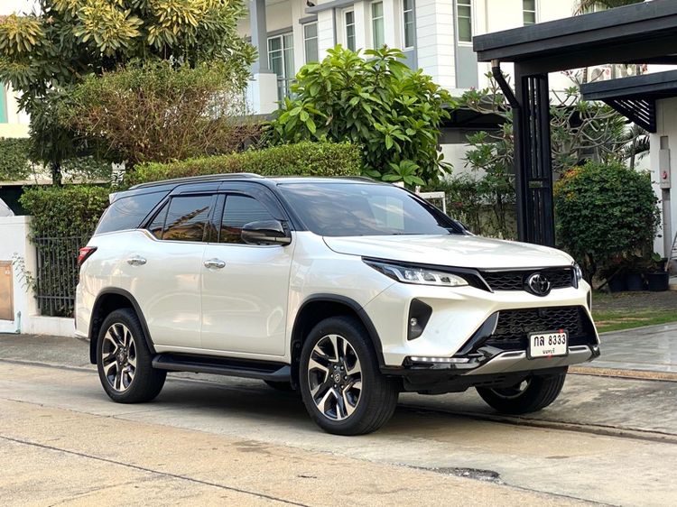 Toyota Fortuner 2022 2.8 Legender Black Top Utility-car ดีเซล ไม่ติดแก๊ส เกียร์อัตโนมัติ ขาว รูปที่ 3