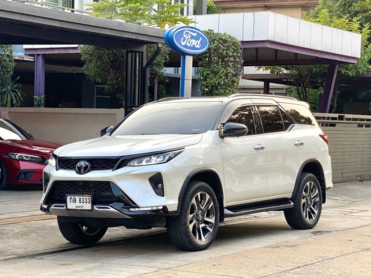 รถ Toyota Fortuner 2.8 Legender Black Top สี ขาว
